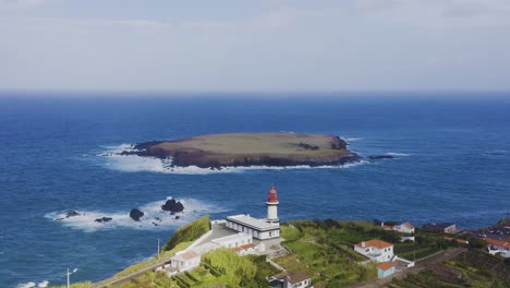faro y una isla en el océano atlántico, cielo nublado en topo, isla de são jorge, azores, portugal