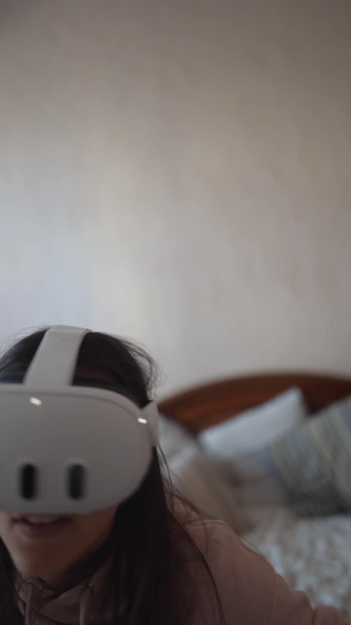 mujer relajándose y jugando juegos de realidad virtual en el dormitorio