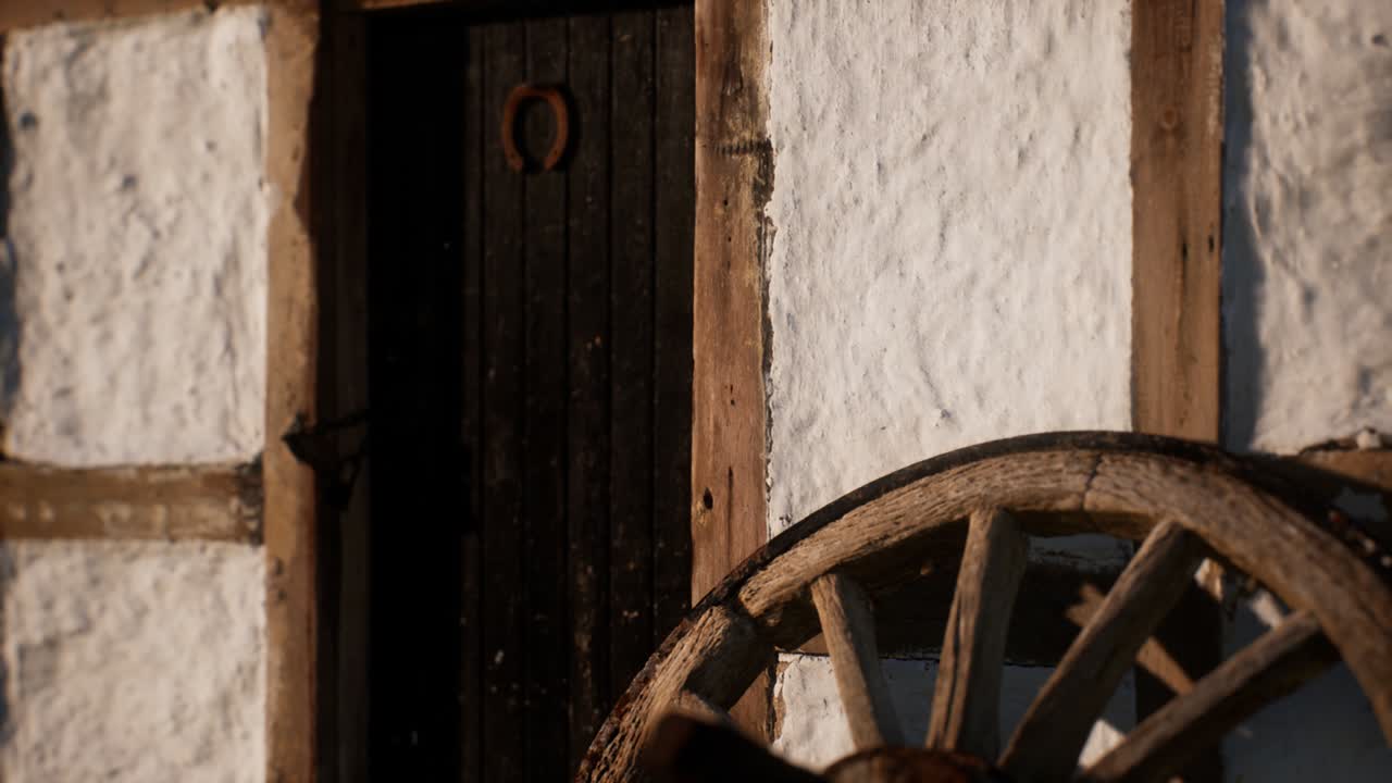 ⁇  집의 오래된 나무 바 ⁇ 와 검은 문