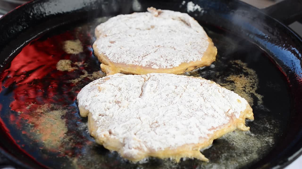 We fry chicken chops. Process of preparation of meat
