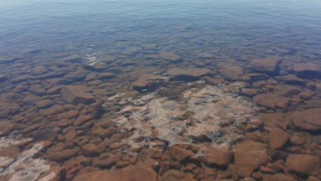 Aéreo-Sobre-Aguas-Tranquilas-Y-Claras-Del-Lago,-Drones-Volando-Bajo