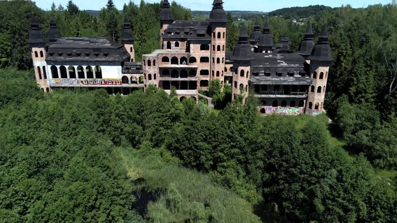 울창한 숲으로 둘러싸인 라팔리스 성, 탑에서 먼 거리까지 공중 비행