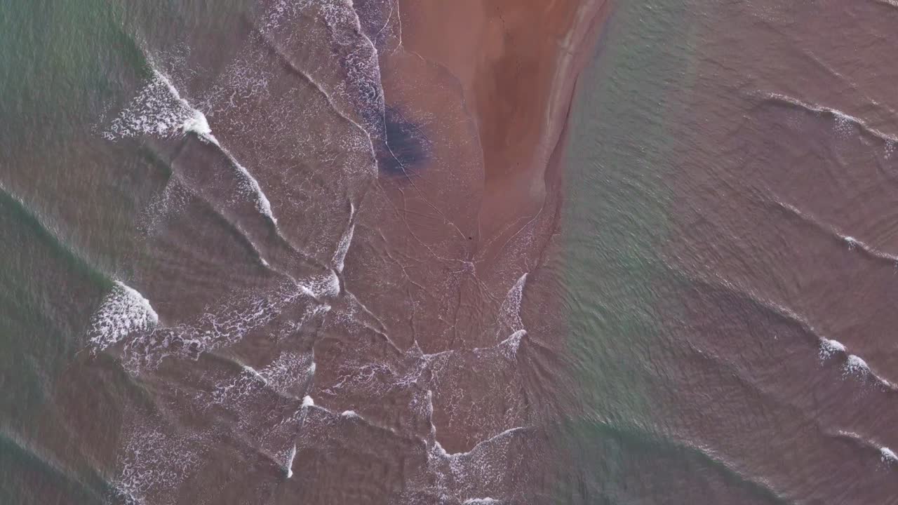 Ripresa con drone sopra acque poco profonde su un banco di sabbia del sud-est asiatico.