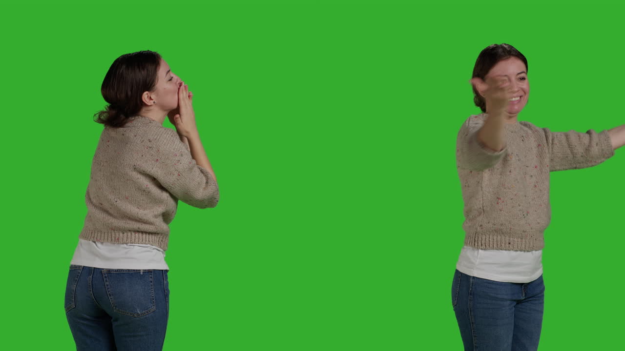 Mulher mandando um beijo em estúdio com tela verde