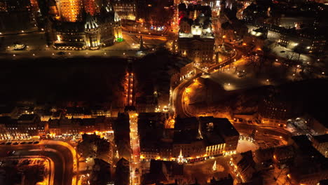 Calles-Iluminadas-Del-Viejo-Quebec-Durante-La-Noche-En-Canadá---Toma-Aérea-De-Drones