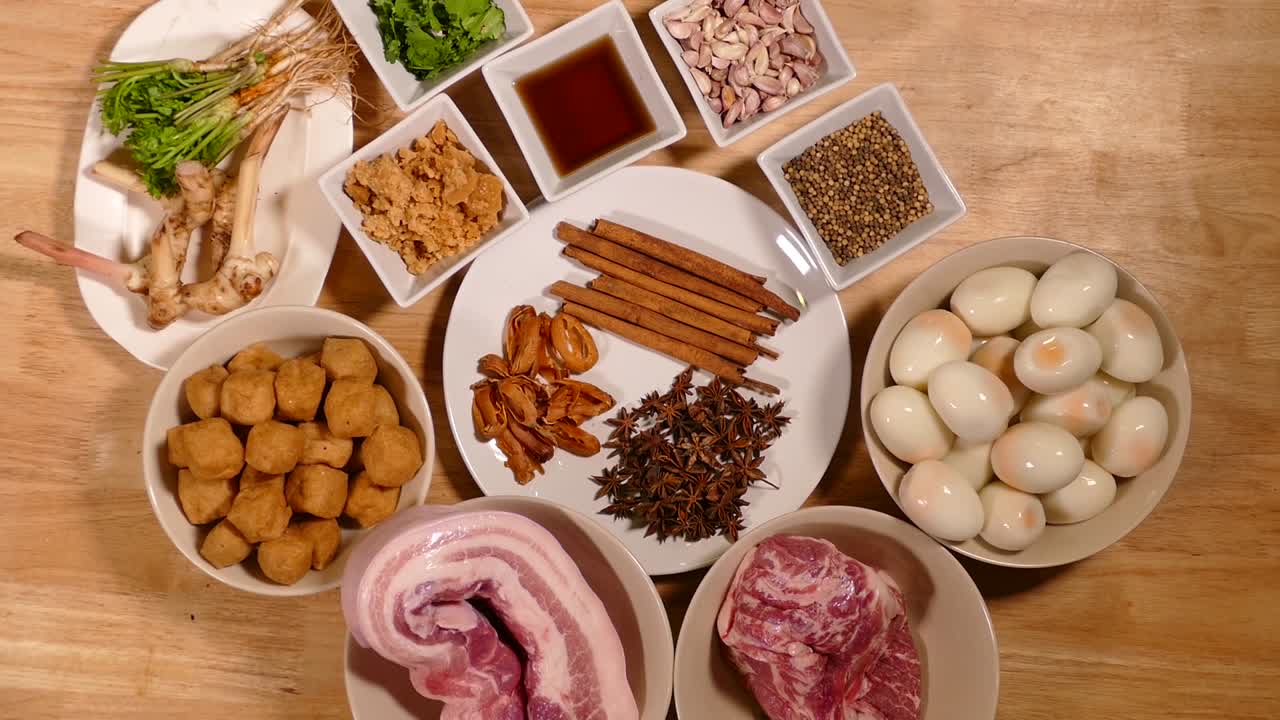 달콤한 그레이비 수프에 삶은 계란의 재료, 카이 파 로, 태국 요리, 계피 수프에 삶은 계란, 상단 각도-1