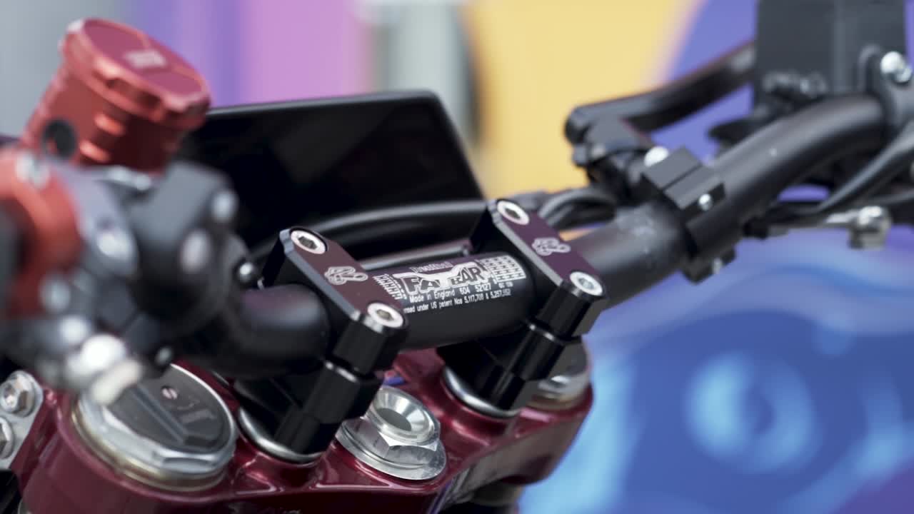 primer plano del manillar de una motocicleta