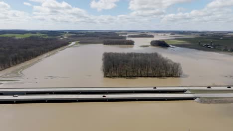 área inundada en el sur de indiana tierras de cultivo junto a la autopista con video de drones tiro ancho tirando hacia atrás