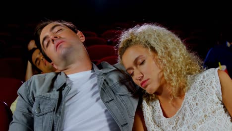 pareja durmiendo en el teatro 4k
