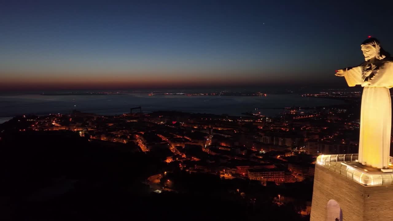 imágenes de drones en paralelo y permite que la estatua de cristo rey entre en la imagen