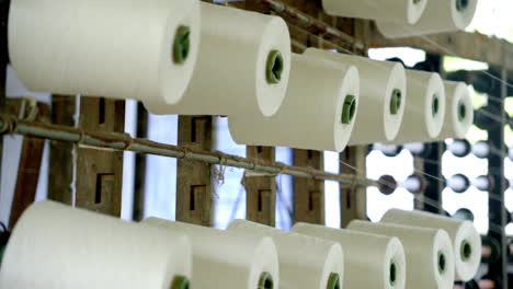 hilos textiles de hilado de máquinas tradicionales en el telar de mano en la india, kerala