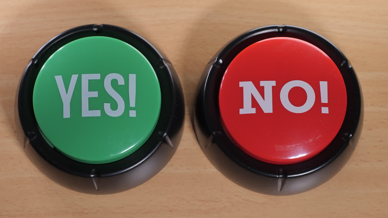 가까운 사람이 망설이다 단호하게 아니오 버튼을 누릅니다.