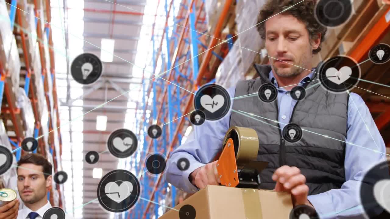 animación de una red de iconos digitales contra un trabajador caucásico empacando una caja en un almacén.