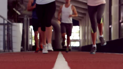 Tres-Personas-En-Forma-Corriendo-Juntas-