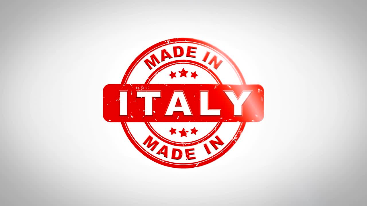 Animazione di Timbro in Legno con Testo "Made In ITALY" Firmato. Inchiostro Rosso su Sfondo di Carta Bianca Pulita con Sfondo Verde Opaco Incluso.