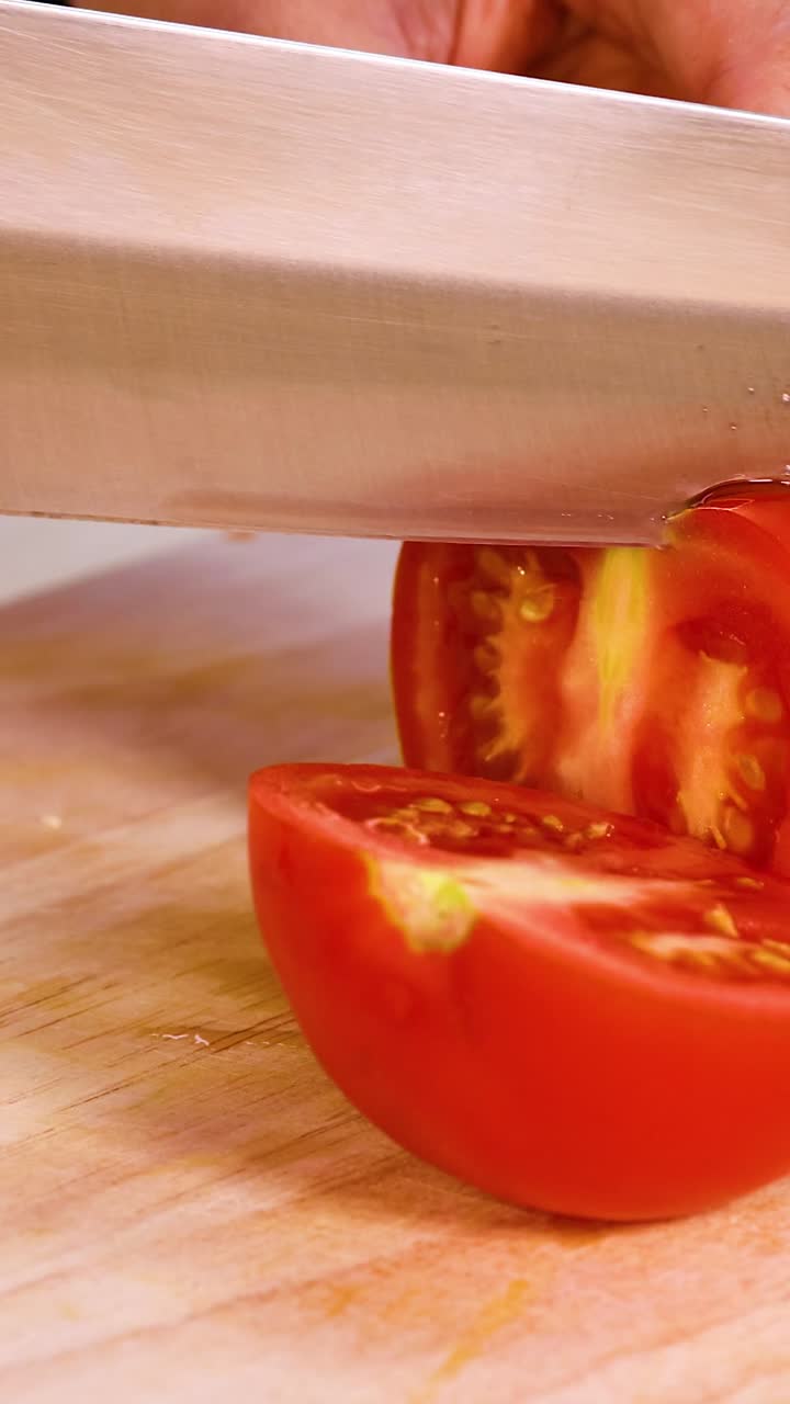 토마토는 날카로운 칼로 잘라진다.