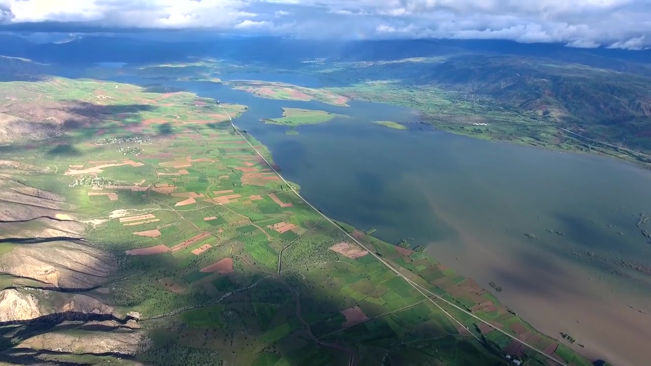 Vista aerea di vasti campi agricoli e paesaggio lacustre