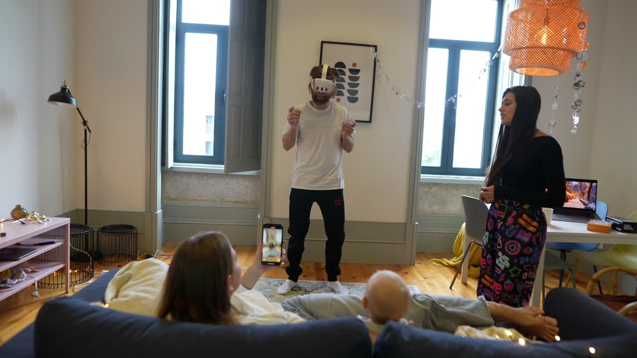 familia disfrutando de la experiencia de vr en el hogar