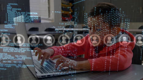 iconos de perfil y procesamiento de datos contra un niño biracial que usa una computadora portátil en clase en la escuela