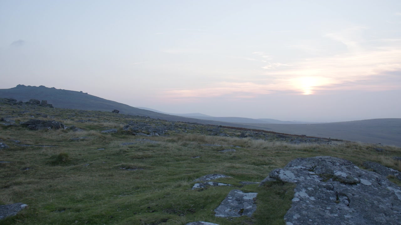 Rauhallinen auringonnousu Dartmoorin maaseudulla Dartmoorin kansallispuistossa, Devonissa, Englannissa, Isossa-Britanniassa. Droneilmakuva.
