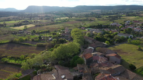 Drone-Aéreo-De-Regreso-Viajando-Sobre-Una-Aldea-Campagne-Durante-La-Puesta-De-Sol-Hermoso-árbol