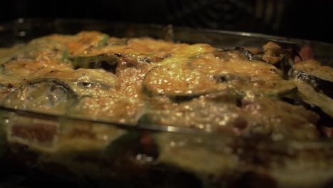 lasaña de verduras cocinando en el horno