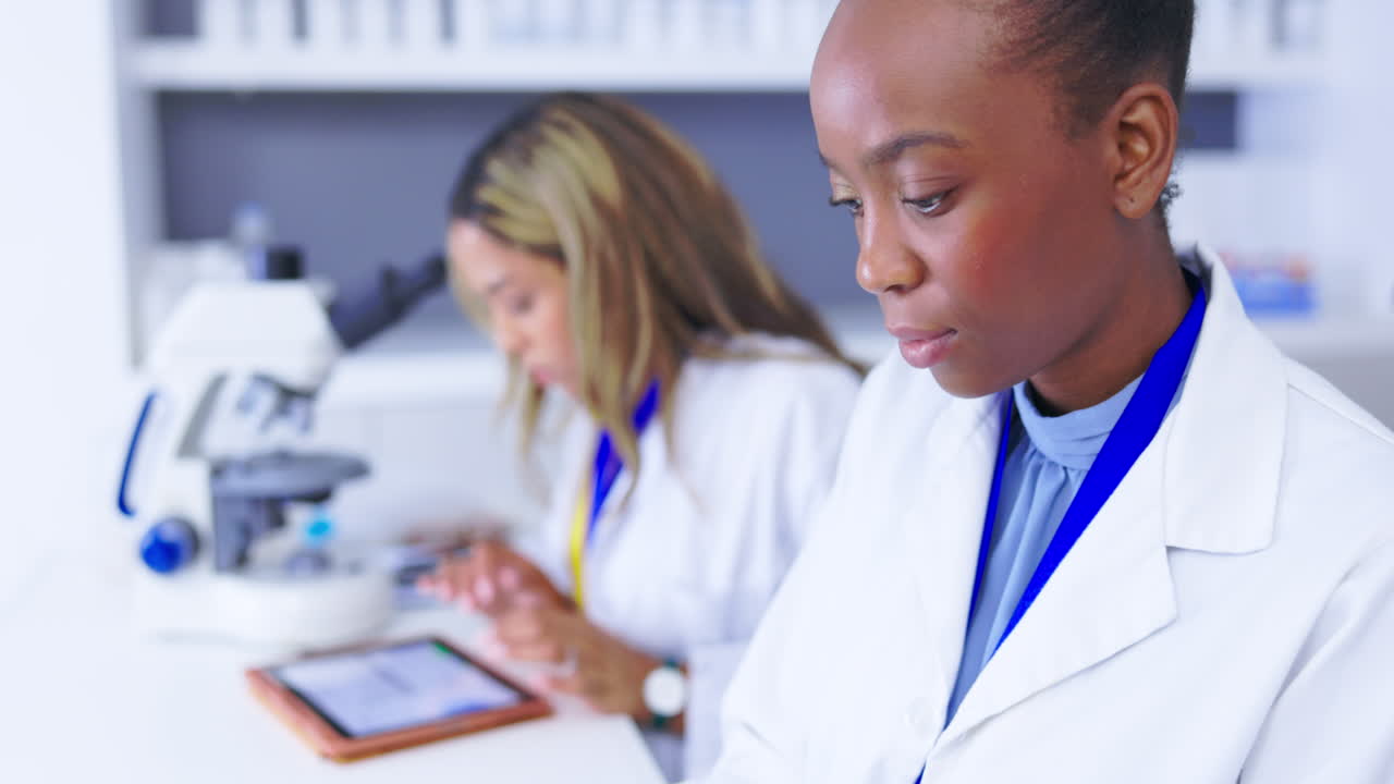 Ricerca, medico e donne in laboratorio