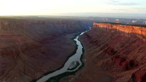 drone aérien cinématographique fleuve colorado moab utah dramatique orange coucher de soleil montagne grande enchilada paysage arches parc national castle valley castleton pêcheurs tour camping lentement vers l'avant