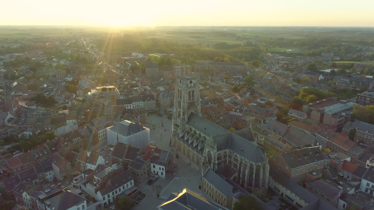 vista aérea de la catedral, basílica de nuestra señora en tongeren, bélgica con destello solar