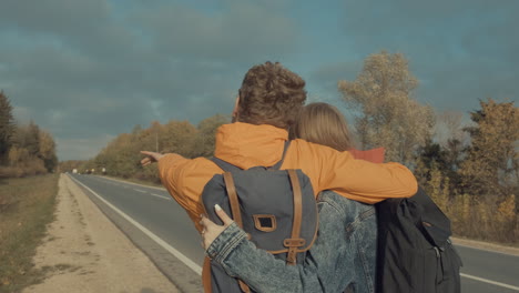 mujer joven y hombre mochileros caminando