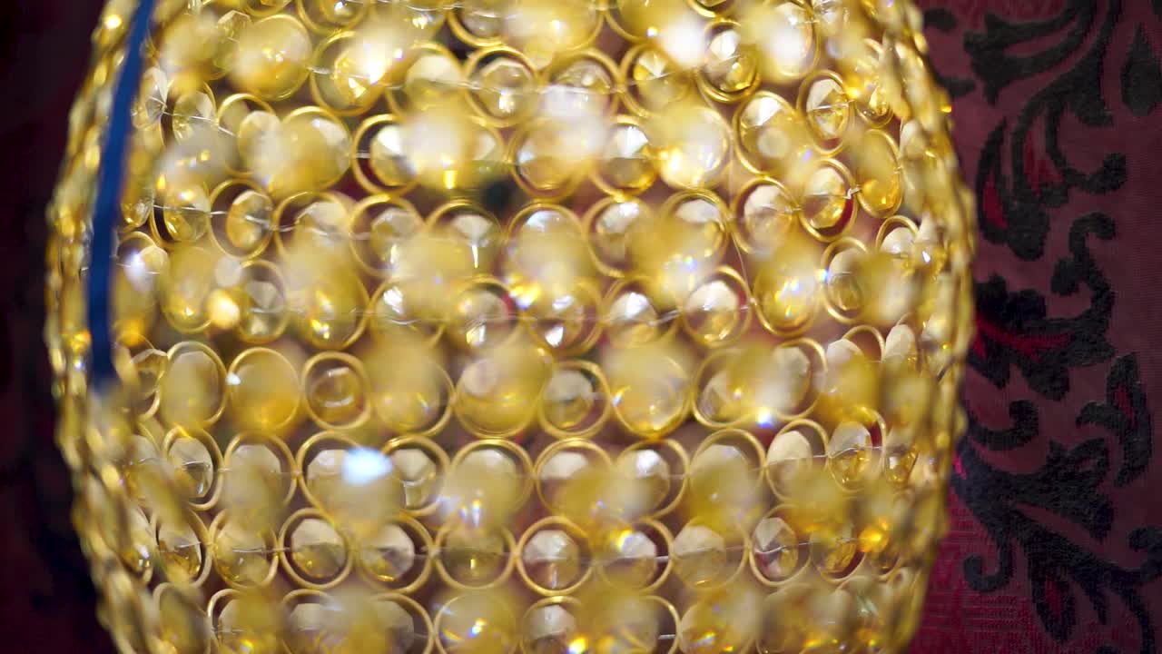 화려한 크리스탈 들리어 가까이에서, 반이고 우아합니다.