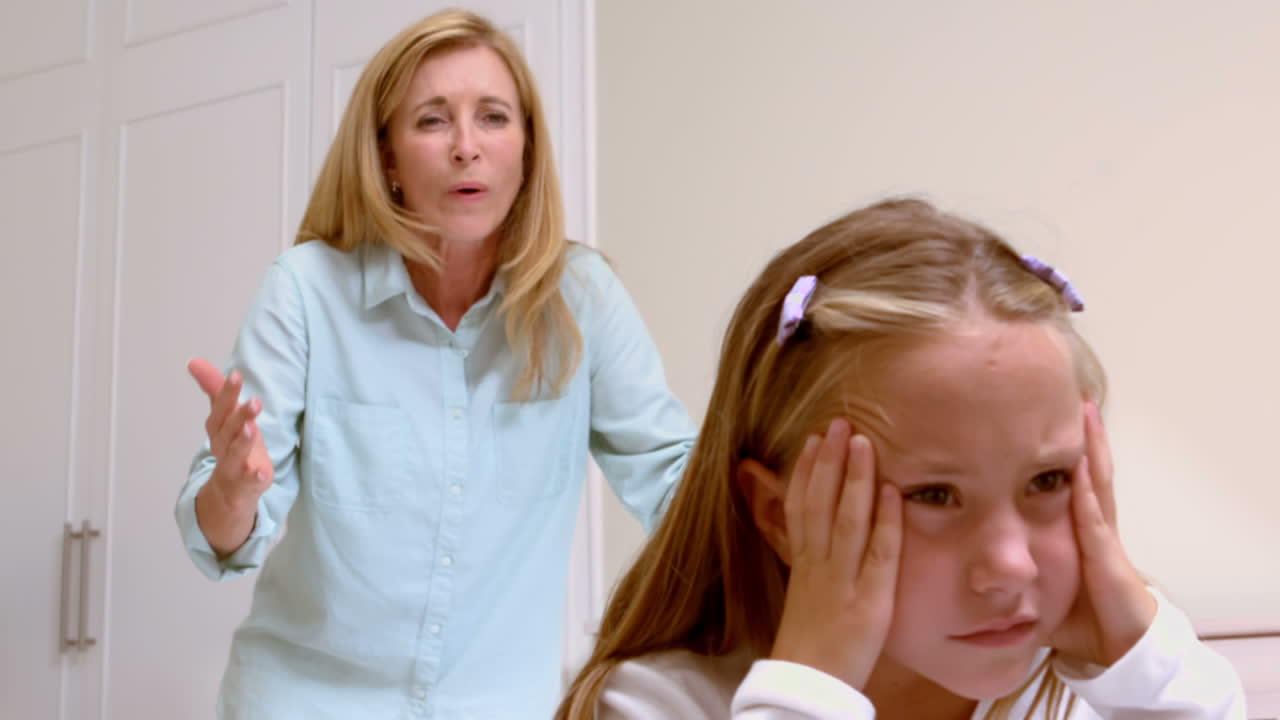Madre sconvolta che rimproverava sua figlia
