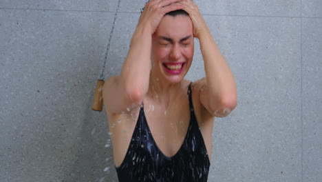 una mujer disfrutando de una ducha.