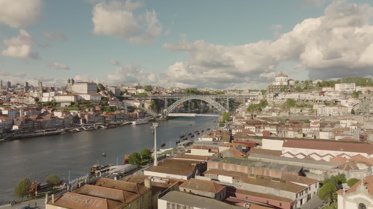 빌라 노바 데 가이아(vila nova de gaia)의 와인 저장고 위, 도우로 강(douro river)과 포르토(porto)의 전망