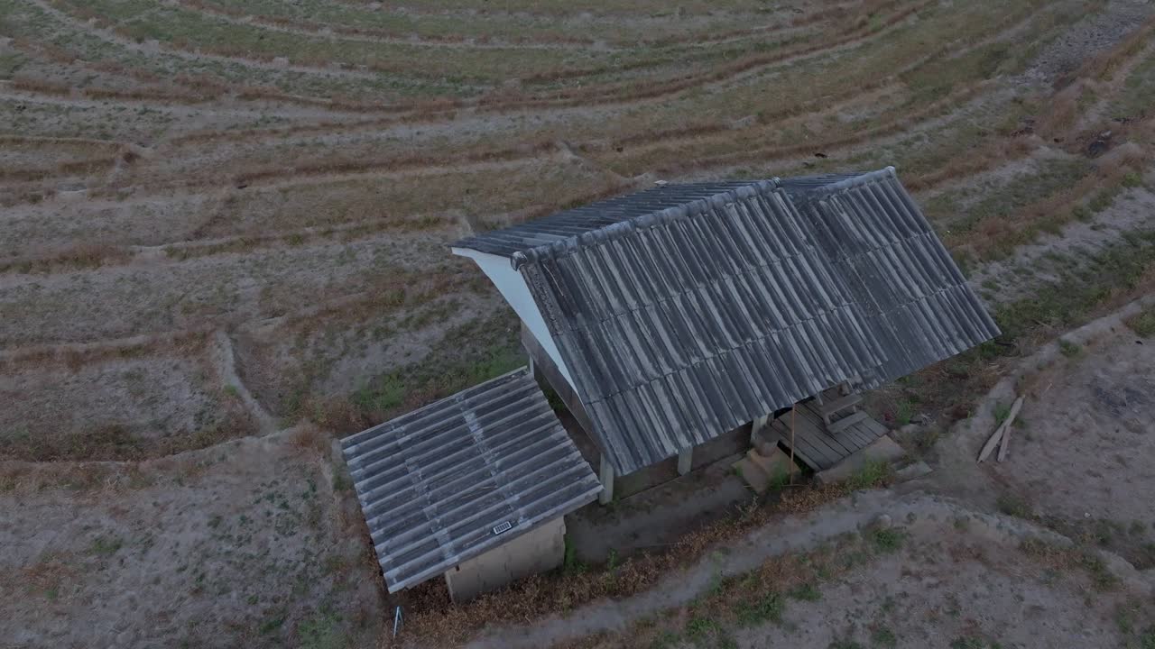 Fredelig solopgang over landlige risterrasser og huse, Thailand