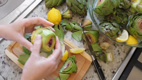어떻게 청소하고 요리하기 위해 artichokes 준비