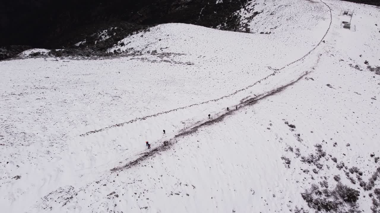 눈 덮인 산 정상, 앞으로, 하루에 사람들의 장엄한 설립자 조감도
