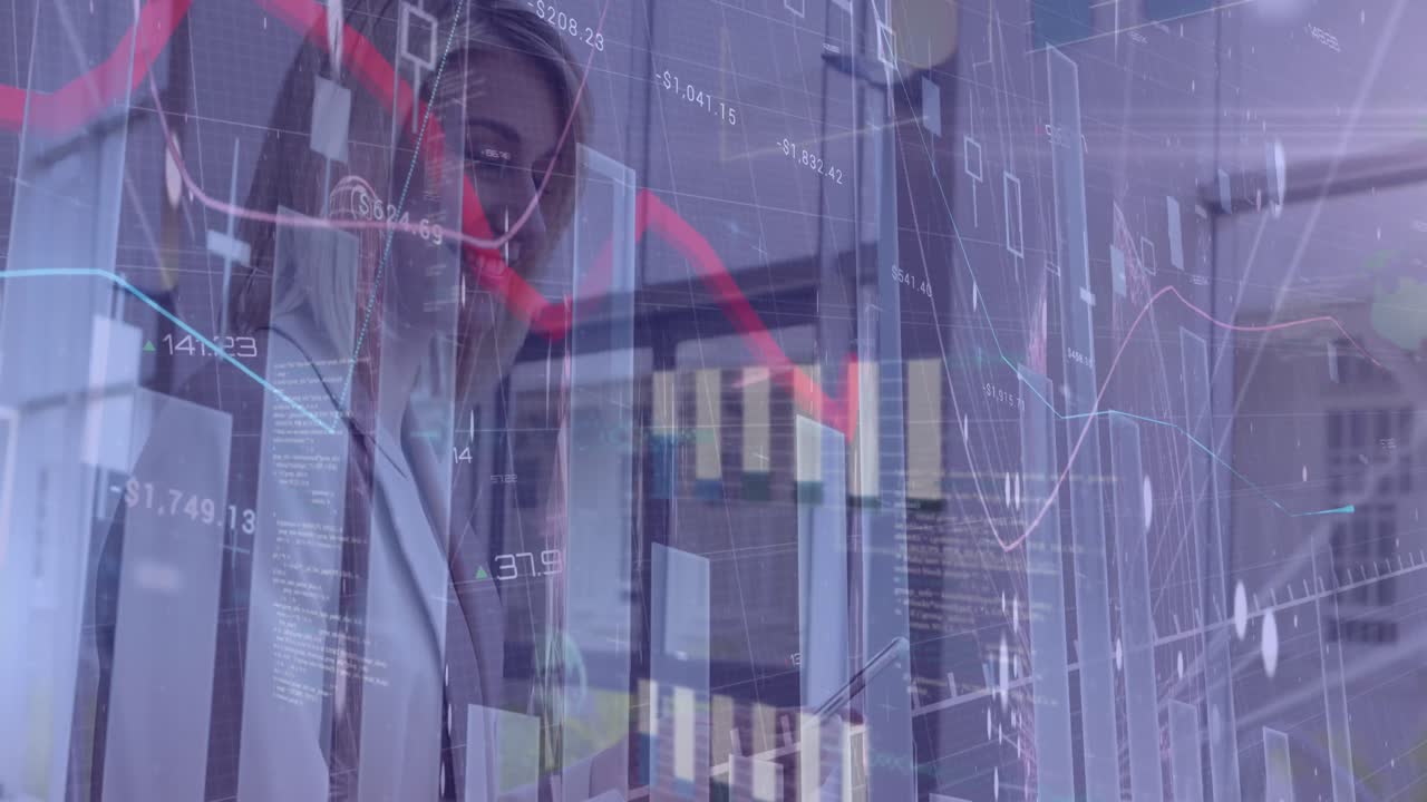 animación de procesamiento de datos estadísticos sobre una mujer de negocios caucásica que utiliza un teléfono inteligente en la oficina