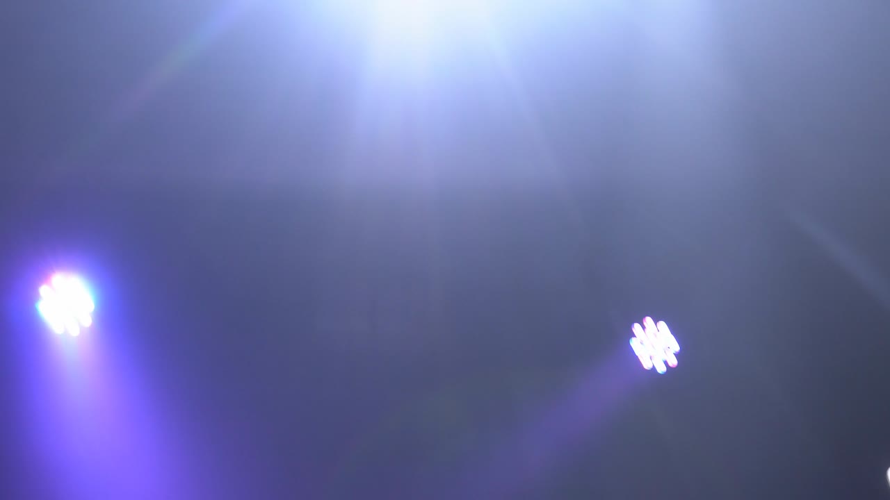 스튜디오에서 빛나는 무대 조명. 원활한 루핑 애니메이션.