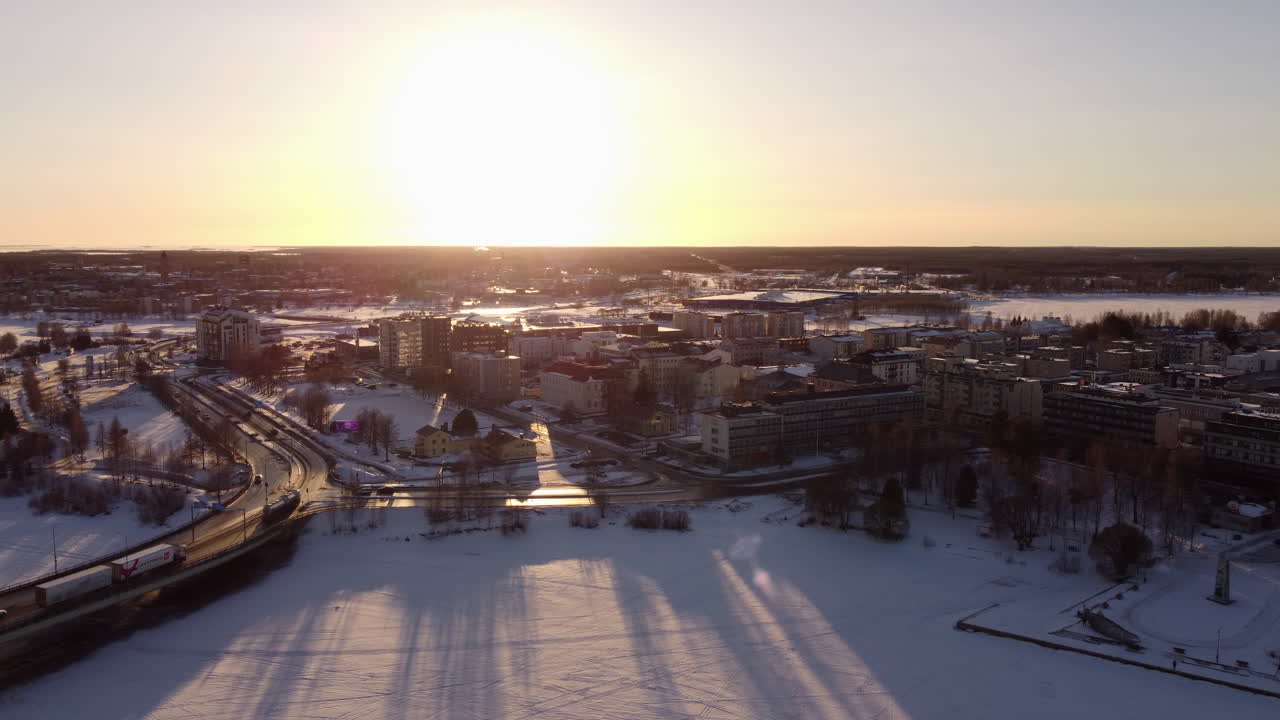 Lumipeitteinen Tornion kaupunki talvella Lapissa, Suomessa. Ilmakuva dronella