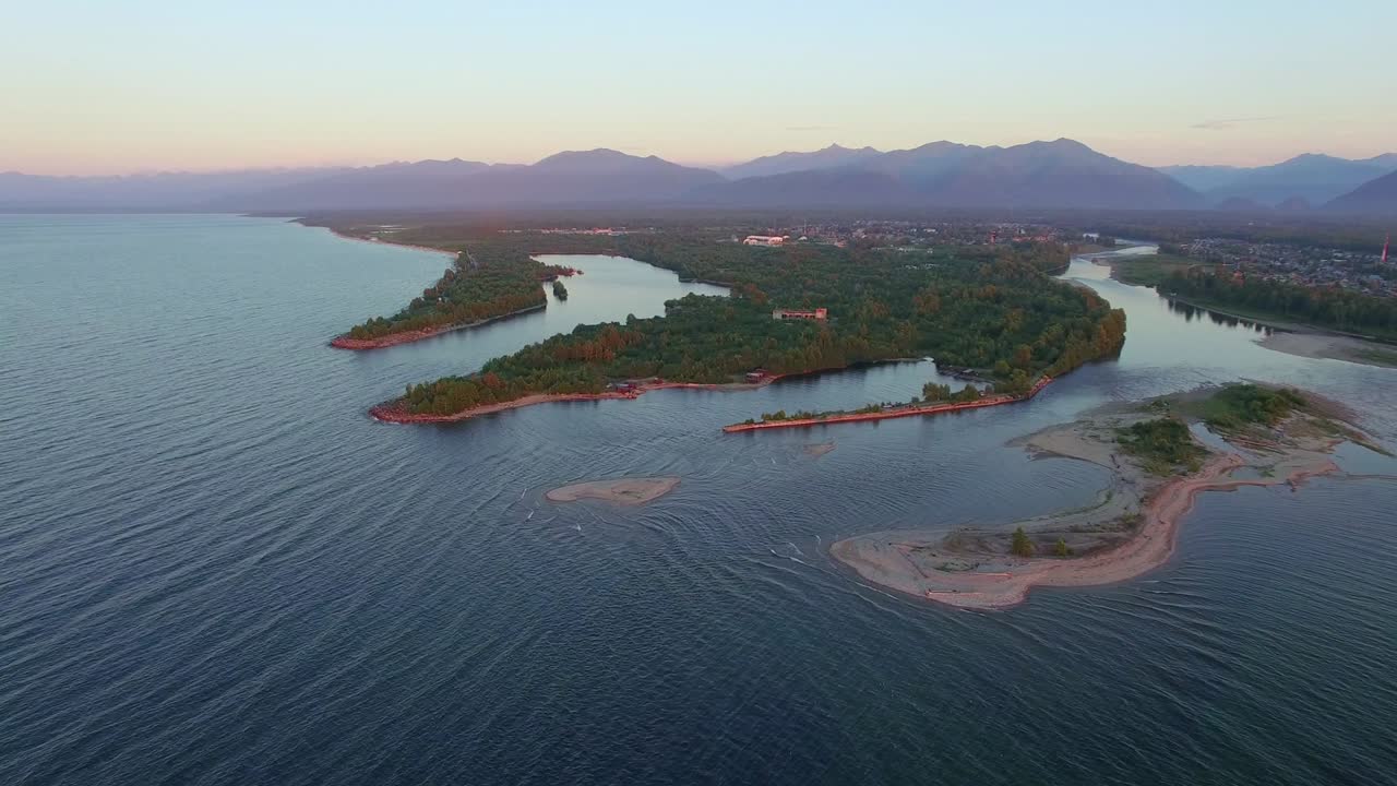 항공 사진. 바이칼 호수 연안의 정착지. vydrino