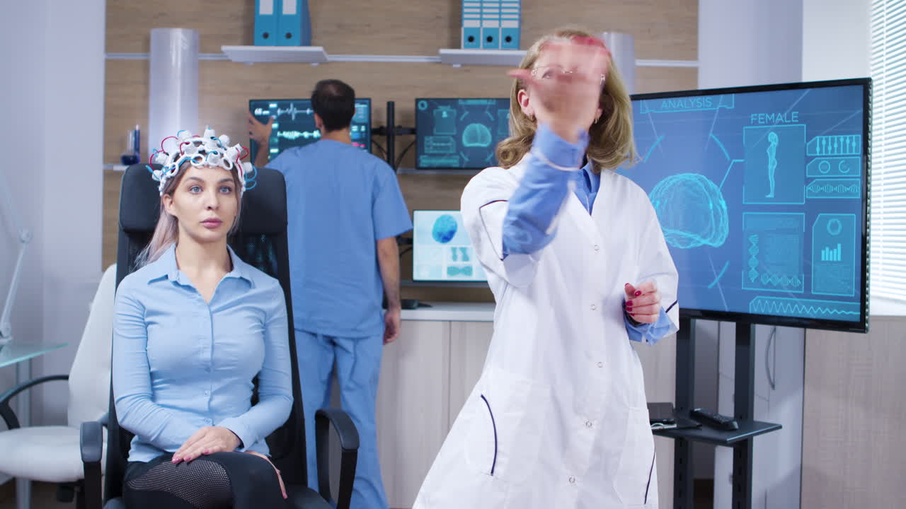 집중된 여성 신경과학자가 회전하는 손 제스처를 하고 있습니다.