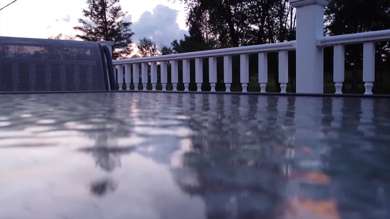 일몰 동안 카메라를 가려진 유리 쪽으로 기울이기