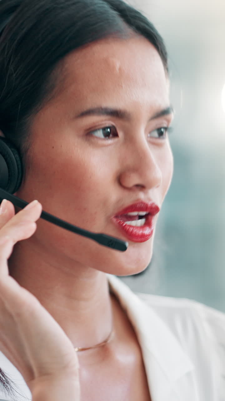 Profesjonell kvinne med headset som snakker i et kundesenter
