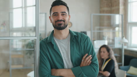 retrato de un alegre hombre de negocios de oriente medio en la oficina