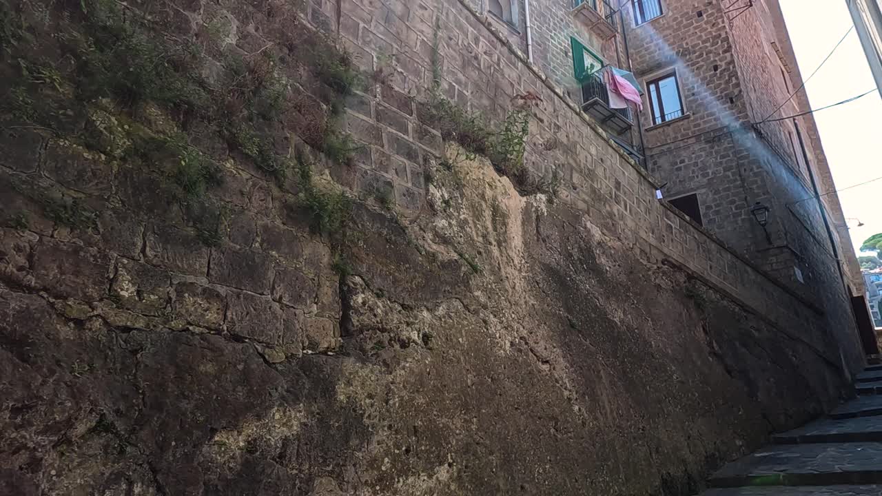 오래된 돌 벽 의 은 길