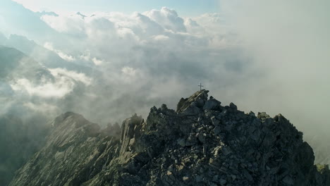 Toma-Aérea-De-Drones-Del-Pico-De-La-Montaña-Celestial.