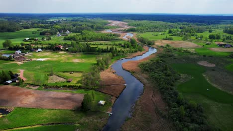 Flug-über-Einen-Wilden-Fluss,-Luftaufnahmen-Von-Schwenkdrohnen