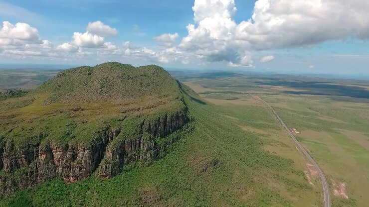 Il Morro da Baleia sorge accanto alla GO-239 ad Alto Paraiso de Goias, Goias, Brasile, Sud America, sopra il vasto altopiano della Chapada dos Veadeiros e il Cerrado circostante, sorvolo in avanti con drone