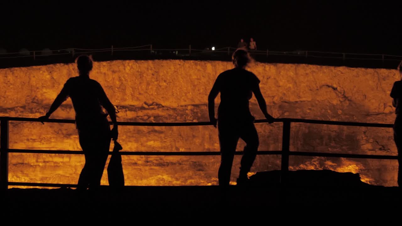 darvaza 가스 분화구 옆의 사람들